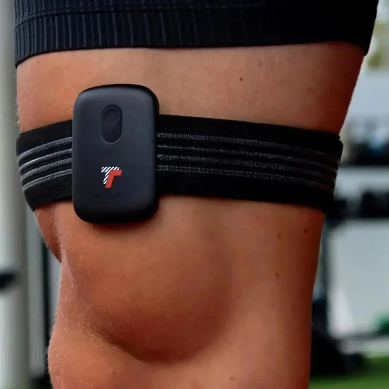 Train.Red FYER 2.0 attached to athlete's thigh